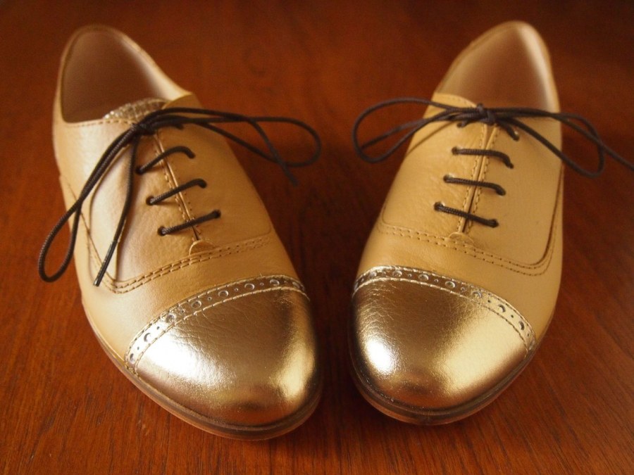 gold shoe paint